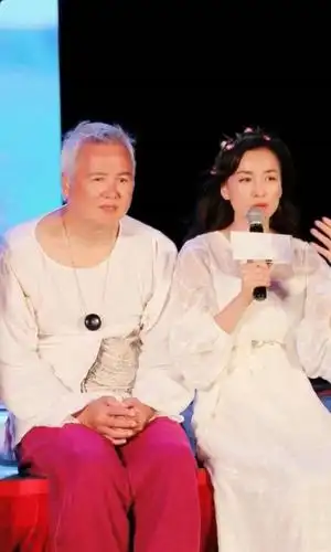 张庭夫妇一同出席活动,林瑞阳满头白发,脖子上挂件被猜是防丢器