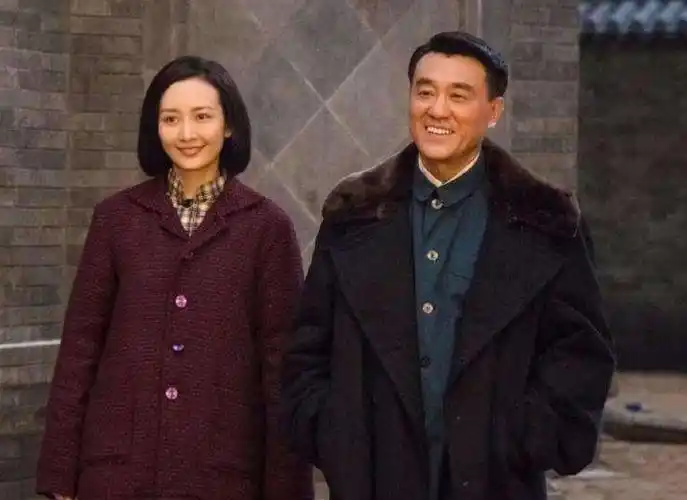 有些明星就算有了家庭,还到处拈花惹草,绯闻缠身,但演员何冰却是娱乐