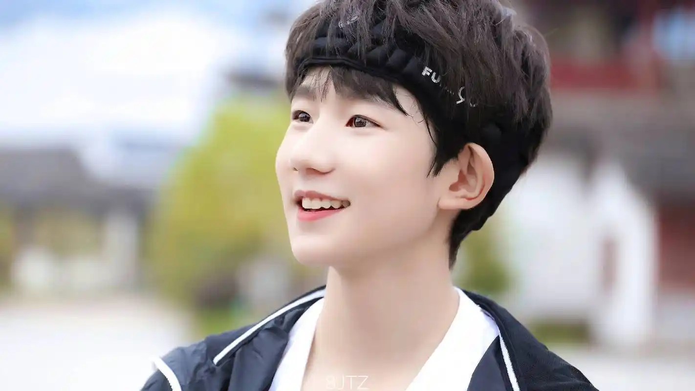 王源代言鲜橙多 .