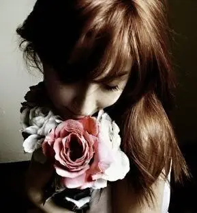 求一女生低头吻花头像的原图或大图 有图