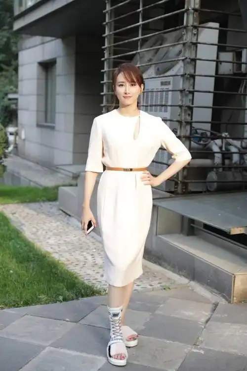 阔太胡静晒照发量稀少,滤镜下肌肤水嫩,眼袋重还是少女感满满