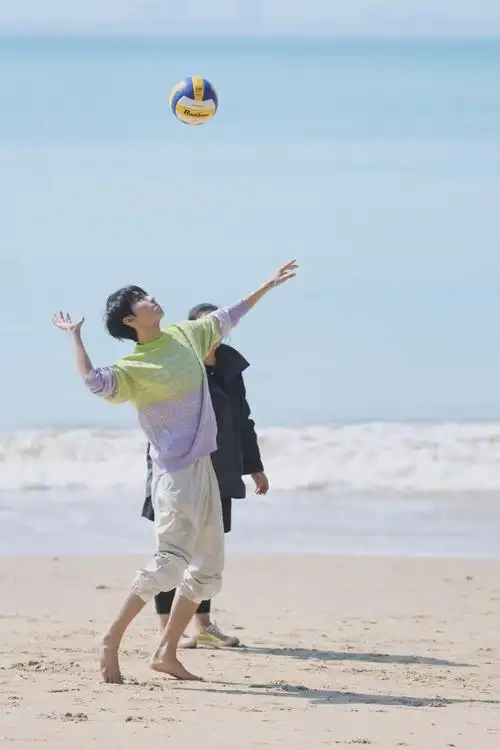 王俊凯海边慵懒风vlog