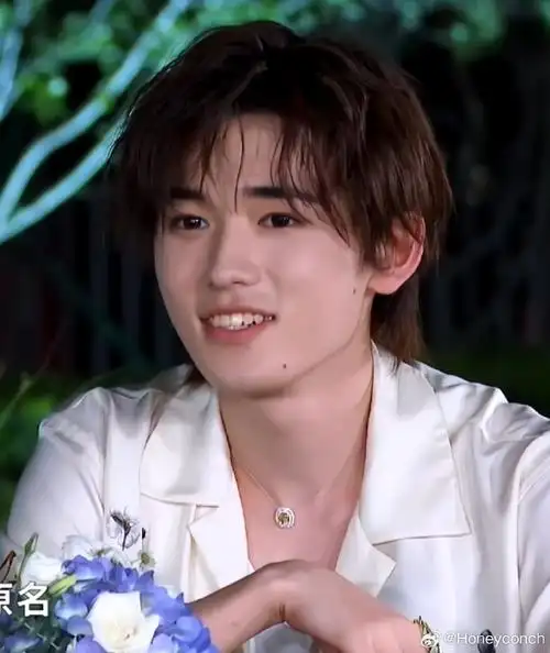 远处传来宋亚轩发型师的一声呐喊"宋老师注意发型!