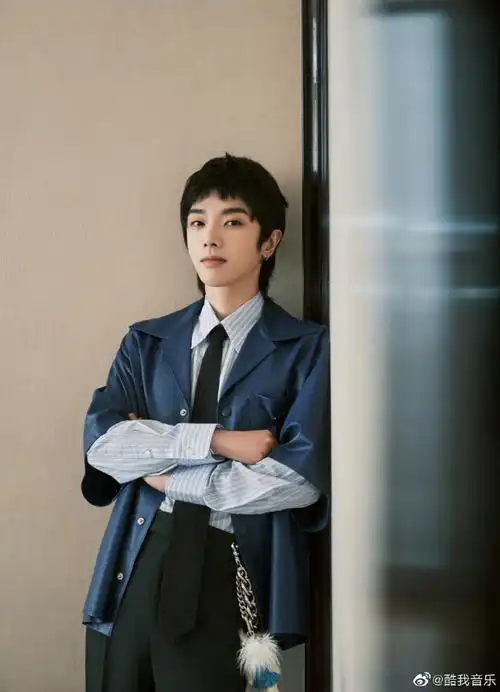 酷酷说早安#@酷我音乐"一腔热血日夜滚烫"十七岁的夏天,与@华晨宇yu