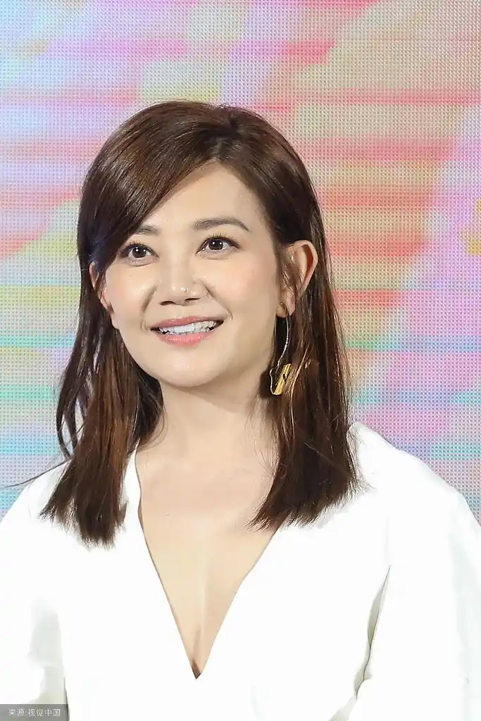 梁静如一袭白裙举香槟优雅 浅笑甜美状态好