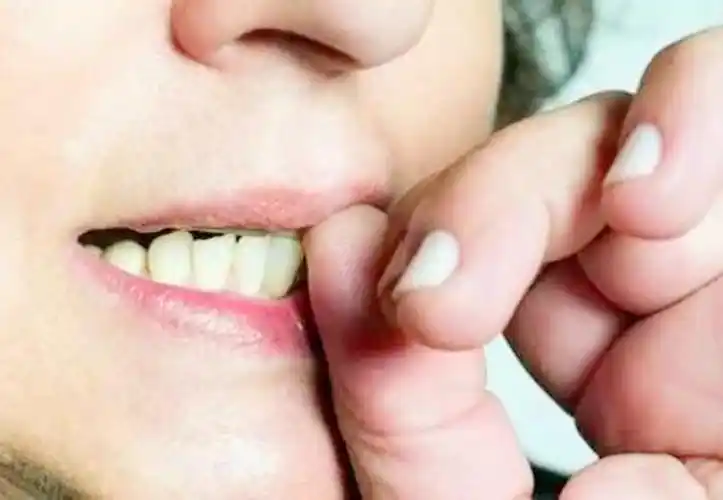 从小爱啃手指的孩子,长大难逃这3种结局,你家孩子中了吗?