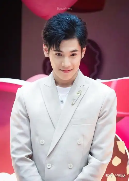 有哪些治愈系笑容的男明星