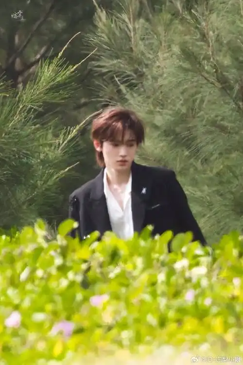 宋亚轩超话98#宋亚轩 青衿向戏灼韶华#98#宋亚轩 治愈笑颜#也许我