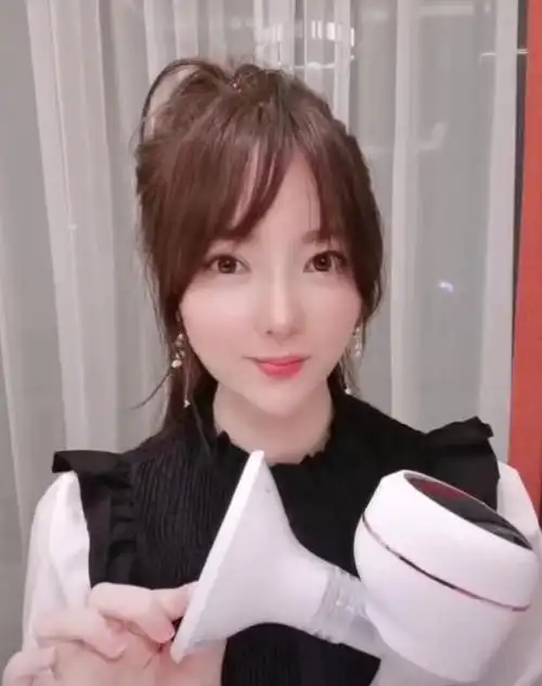 余声才刚生完孩子不久,但是身材依然非常好,并没有走