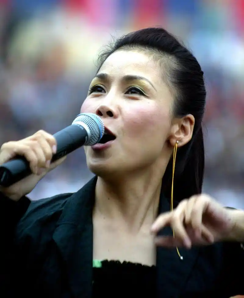 田震对老公说:"一个住豪宅养宠物的歌手,有什么好拍的呢?