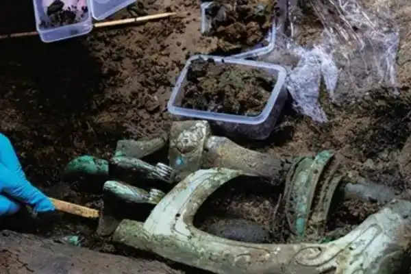 三星堆挖掘诡异事件挖出手机并没有挖出手机发现神秘符号和铜像