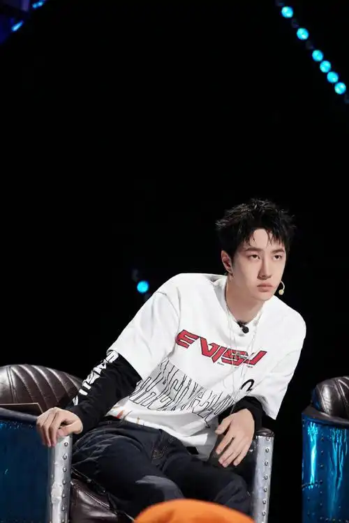 王一博《这就是街舞5》队长最新剧照9615身穿黑白叠穿休闲造型