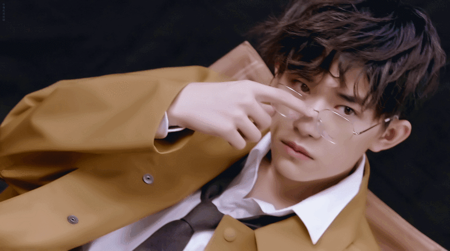 其实我们千玺戴眼镜的时候也是蛮多的,看到他戴眼镜的样子就好像明白