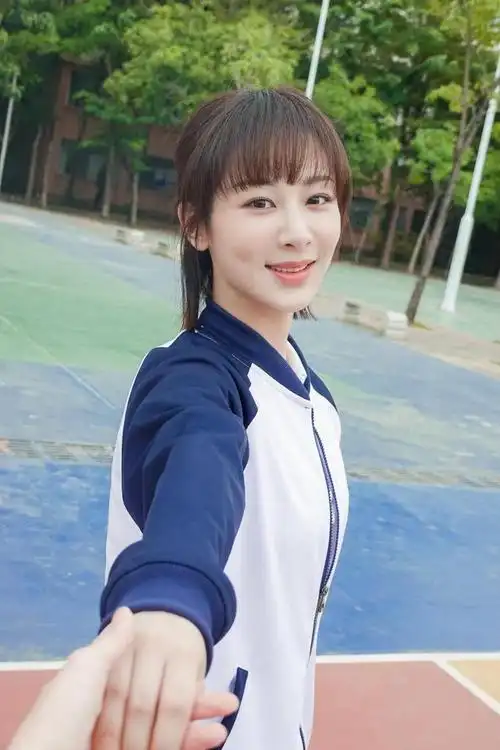 杨紫穿中学校服打篮球空气刘海清新减龄28岁美成18