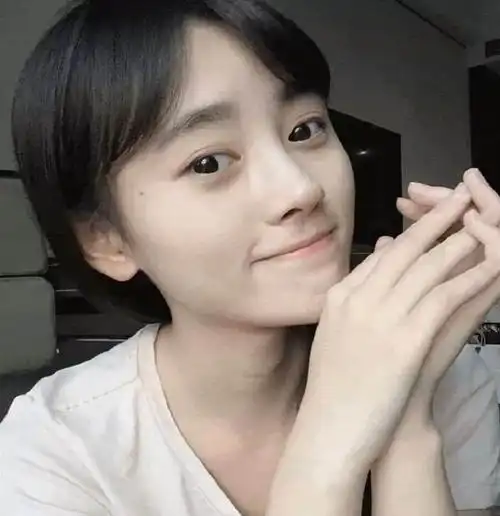 鞠婧祎的原装脸就是精致这才是真正的从小美到大