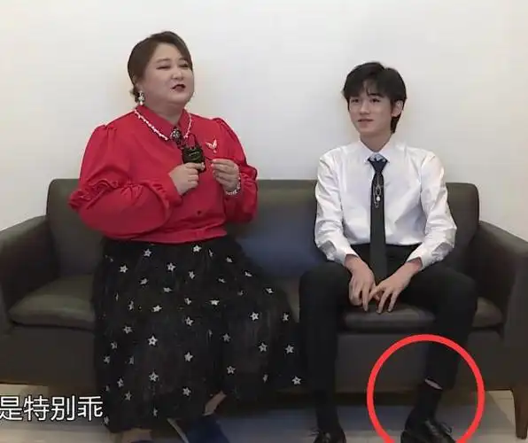宋亚轩穿西装帅气亮相,却被脚上的"老头袜"抢镜,谁还没有两双