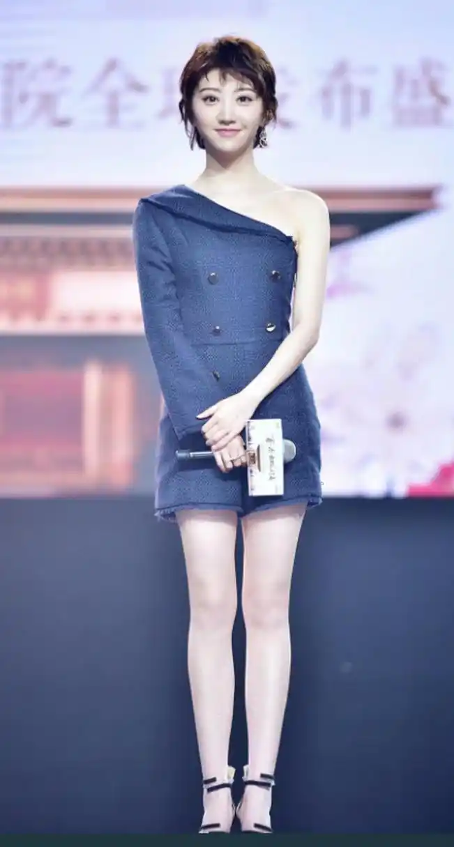 景甜的腿算是那种比较健硕有力的,看起来就特别健康.