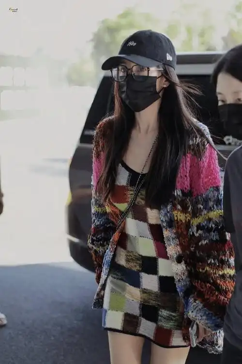 杨幂彩色针织短裙##杨幂黑框眼镜机场照