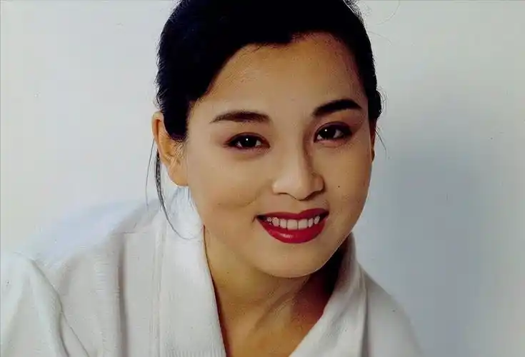 13,当初被英宁抛弃的赵明明,现在已经息影多年了,告别荧幕后,她就一直