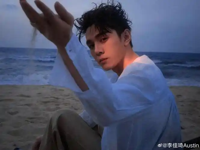 李佳琦发布海边写真大片,身穿针织老头衫,胸肌若隐若现……__财经头条