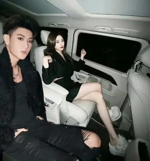 近日,娱乐圈的绯闻风暴再度席卷而来,徐艺洋与黄子韬的恋情传闻成为了