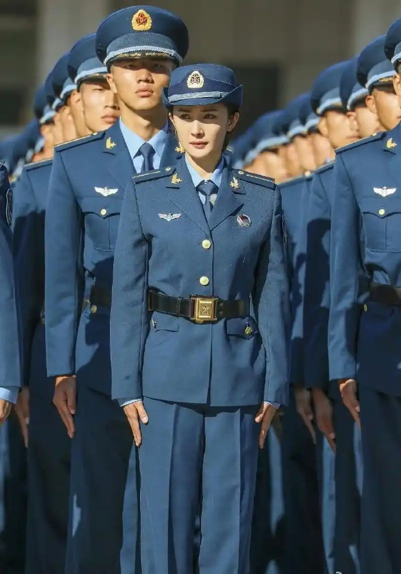 看完真正男子汉真的很难不爱上杨幂,穿上军装的杨幂真的好好看!