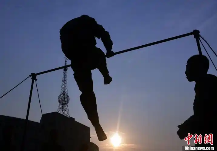 武警战士器械训练场上苦练磨满手茧子