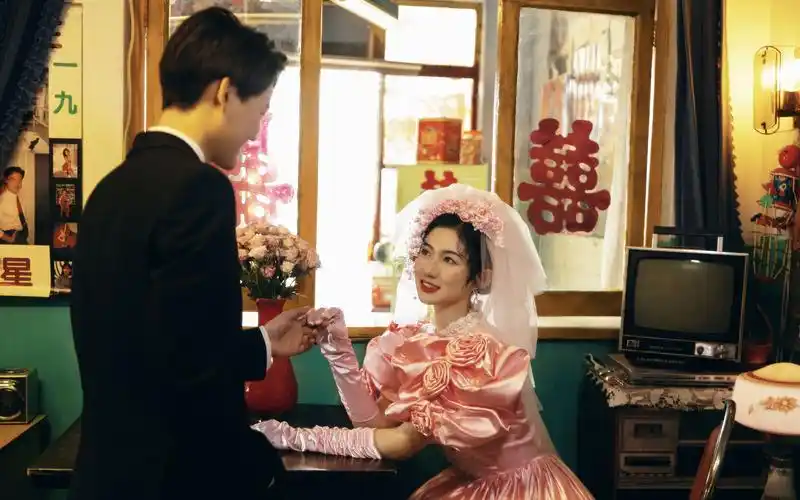用妈妈结婚的婚纱拍了套90年代婚纱照