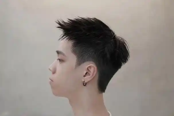 助我上热门#男士发型是展现个人风格和魅力的重要元素之一.