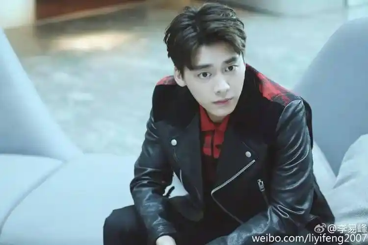 看到周冬雨宋茜李易峰的自拍照我被洗脑了