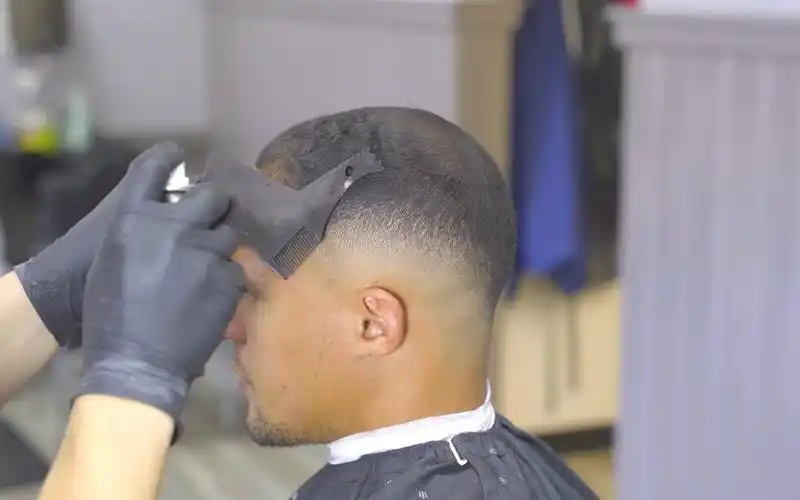 秃顶男发用这寸头技术修剪,保证客人满意