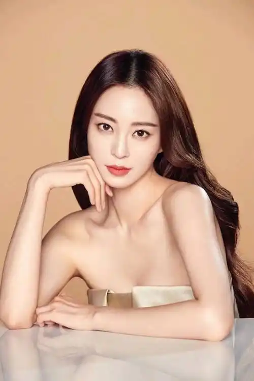 韩艺瑟sns发布近照, 古建筑中踩门槛拍照._电视剧_演技_作品