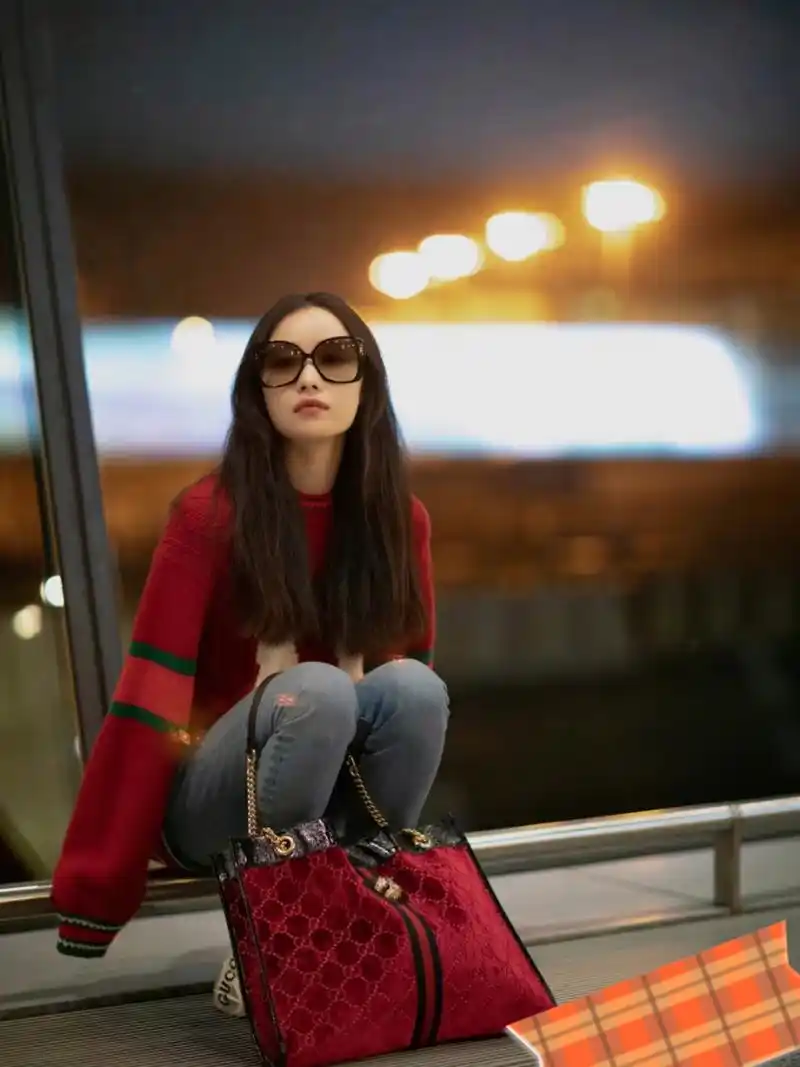 倪妮这组机场街拍太绝了 倪妮身穿红色毛衣搭配蓝色牛仔裤的机场街拍