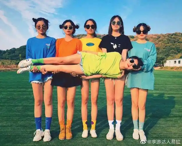 创意毕业照|沙雕闺蜜照|搞笑集体照新拍法厌倦了千篇一律的闺蜜合照风