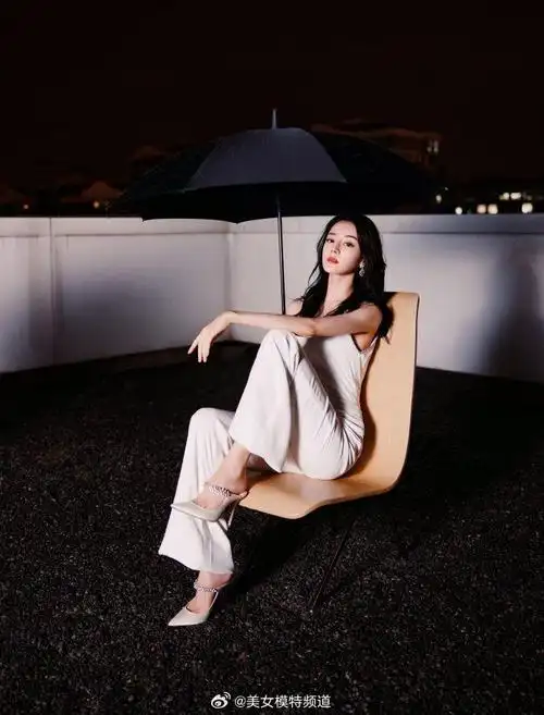 迪丽热巴天台撑伞氛围感大片释出眼神凝视霸气侧漏