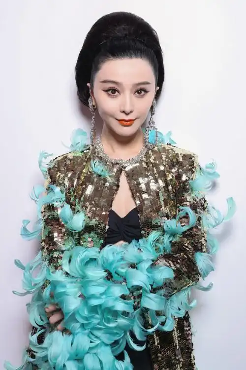 卧槽!#范冰冰##巴黎时装周#看秀第二套造型极清美图大赏!