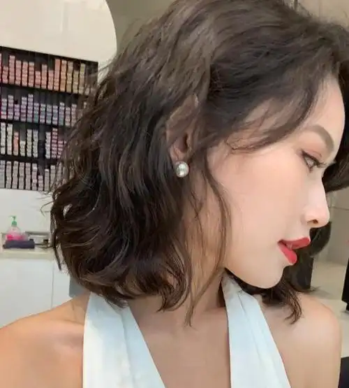 女人四十岁后烫发,多选这3种,气质又时尚|短发|发型|脸型|减龄_网易