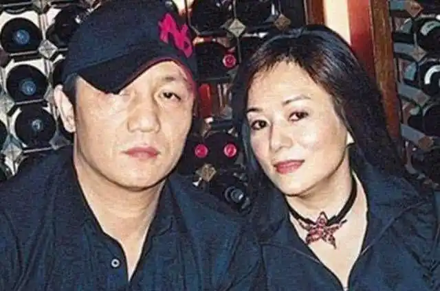 周正毅的老婆名字叫做毛玉萍,想必大家都还是有所耳闻,她是一个十分有