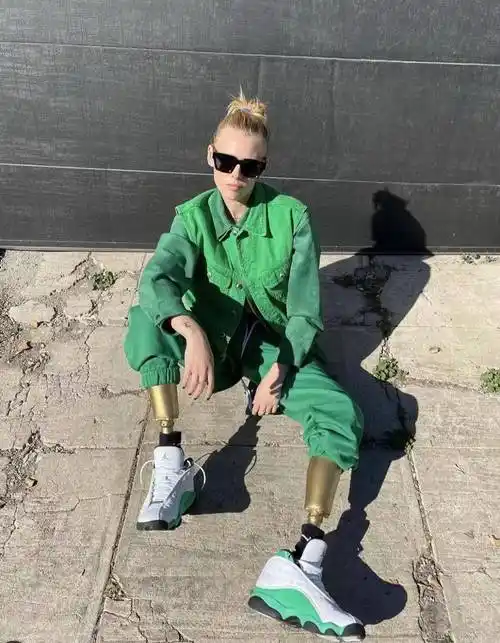 lv秀场"义肢超模",开挂模特生涯_lauren_wesser_广告