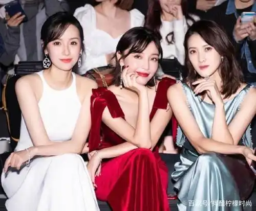 吕一婚后越发有料,穿紧身裙凹凸有致,与老公风格很不搭