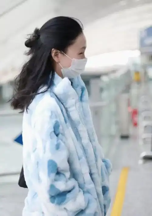 陶虹机场穿搭层次感满满美丽动人