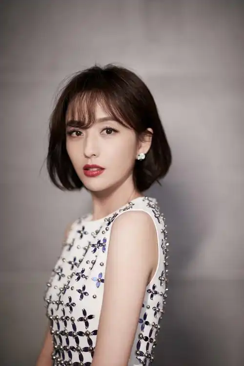 佟丽娅终于换风格换个新发型连气质都变了一袭白裙女人味惊艳