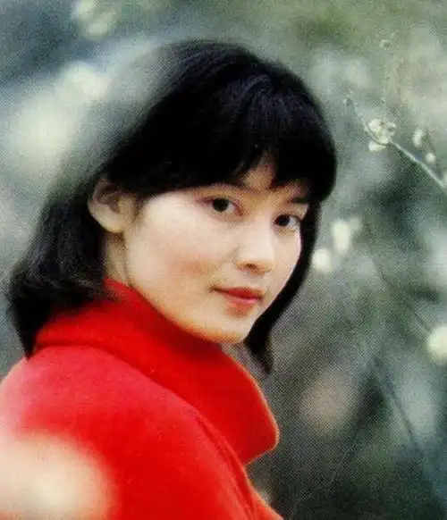 原创 潘虹年轻时的照片:一双大眼睛像会说话,最后一张成经典!