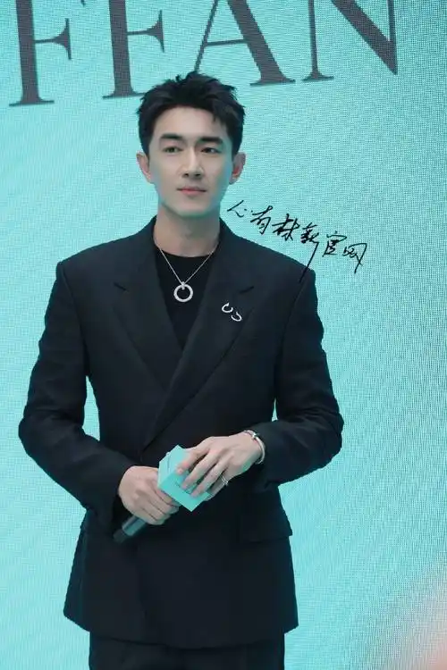 南京活动现场林更新高清大图直出,原来网友说他本人更帅是真的_西装