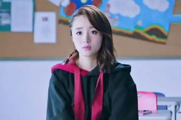 我们一起来看一下,余小鱼是由胡冰卿所饰演的,是一位来自大海的人鱼