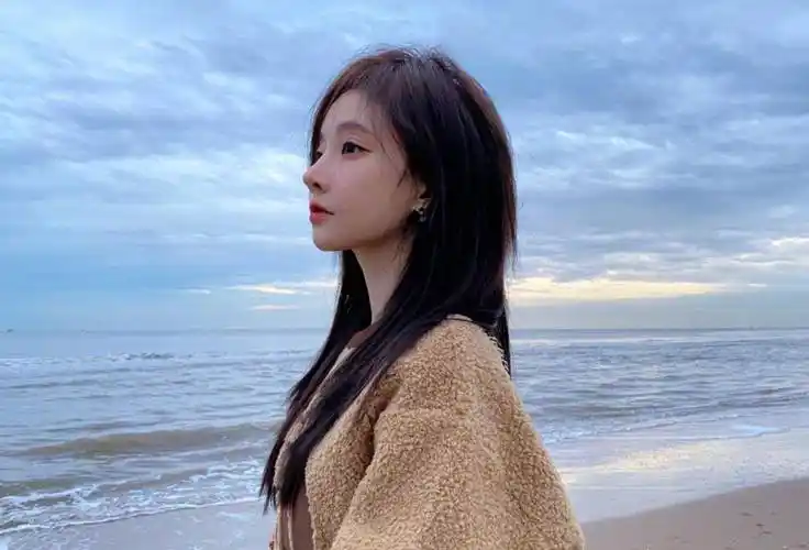 原创冯提莫人美气质也好穿摇粒绒海边拍写真侧脸五官超立体