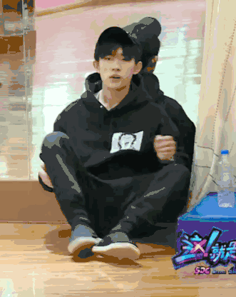 易烊千玺穿老布鞋跳舞,果然他最时尚