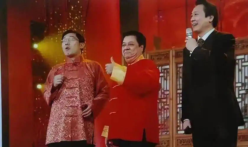 1999年,大兵终于以相声演员的身份,站在了春晚的舞台上.