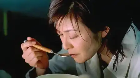 大腕:关之琳喝汤真是香,一口接着一口,这味道真是太鲜了!