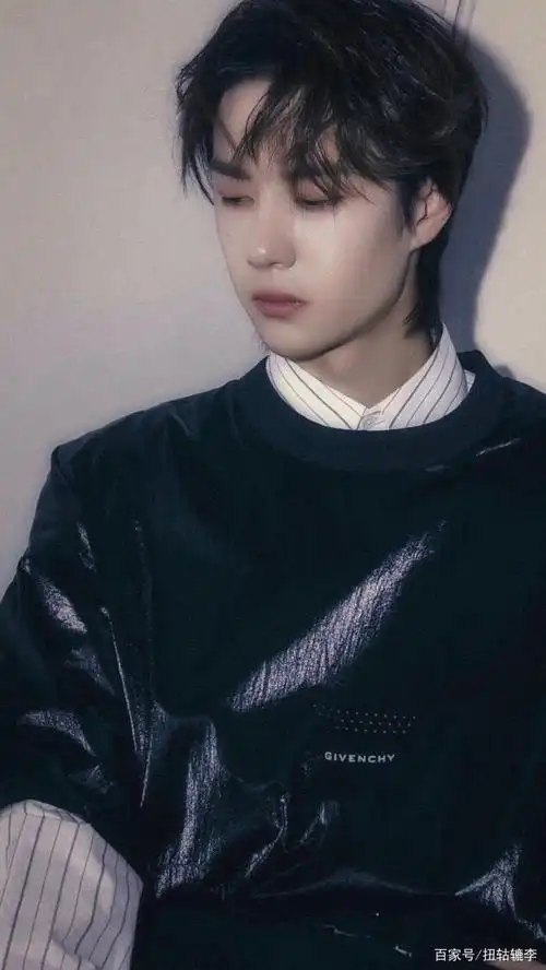 酷盖来袭,王一博黑色帅气组照,暗黑风